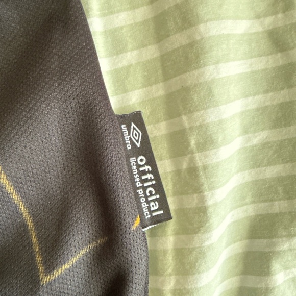 Umbro Black and Pink Football Shirt - Picture 3 of 6